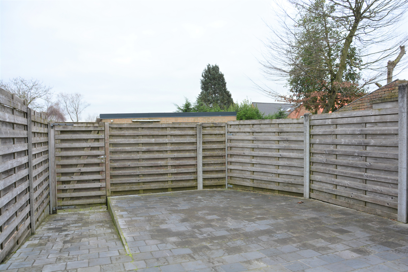 Gelijkvloers appartement met tuin en garage 