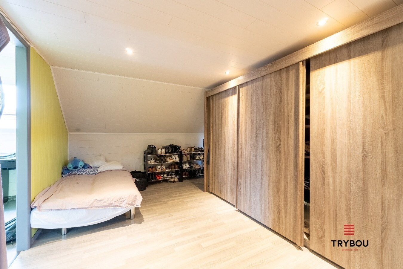 Uitzonderlijk ruime industriële duplex met ruim terras in centrum Roeselare 