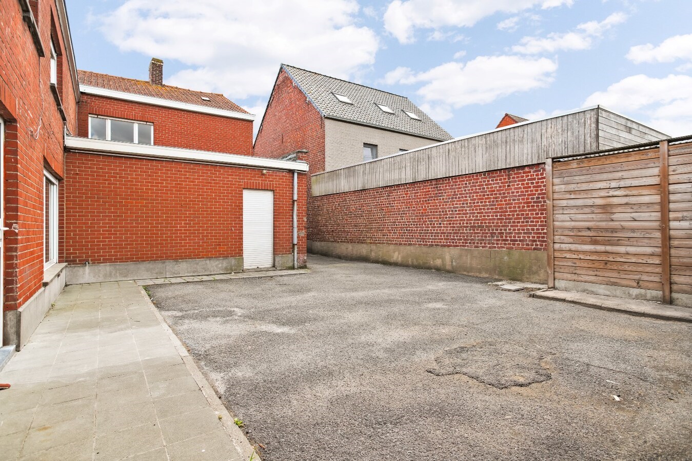 Ruime handelspand met woonst op commerciële ligging 