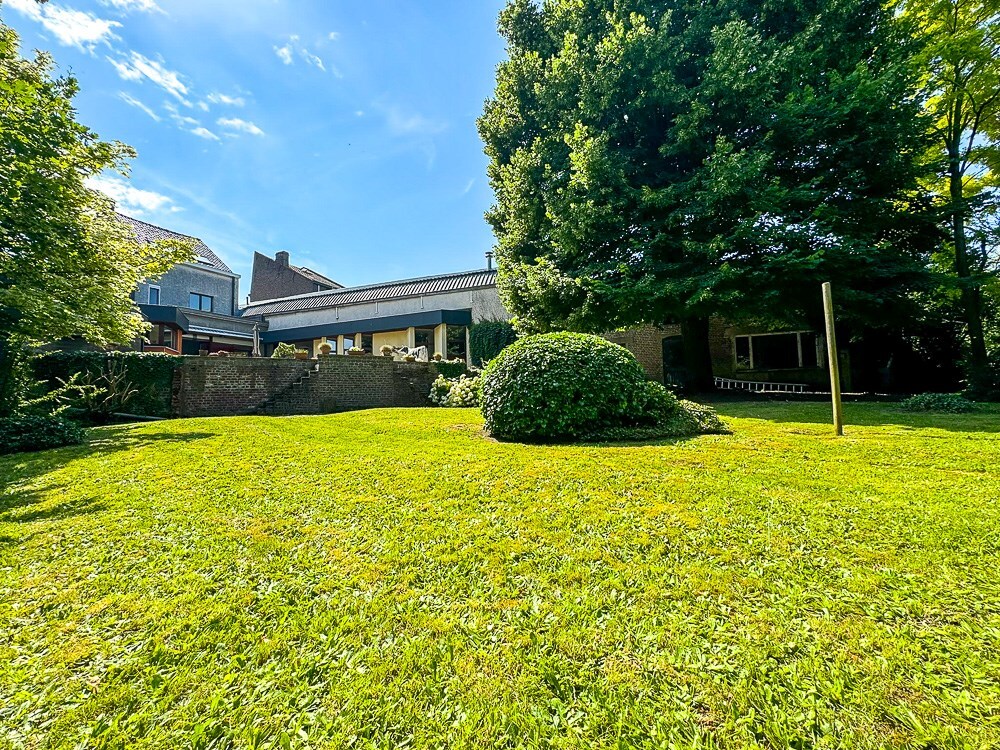 Grand espace professionnel avec maison de style en semi plain-pied, érigés sur 1800m² ! 