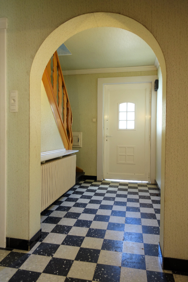 Half-open woning met garage/loods op uitstekende ligging 