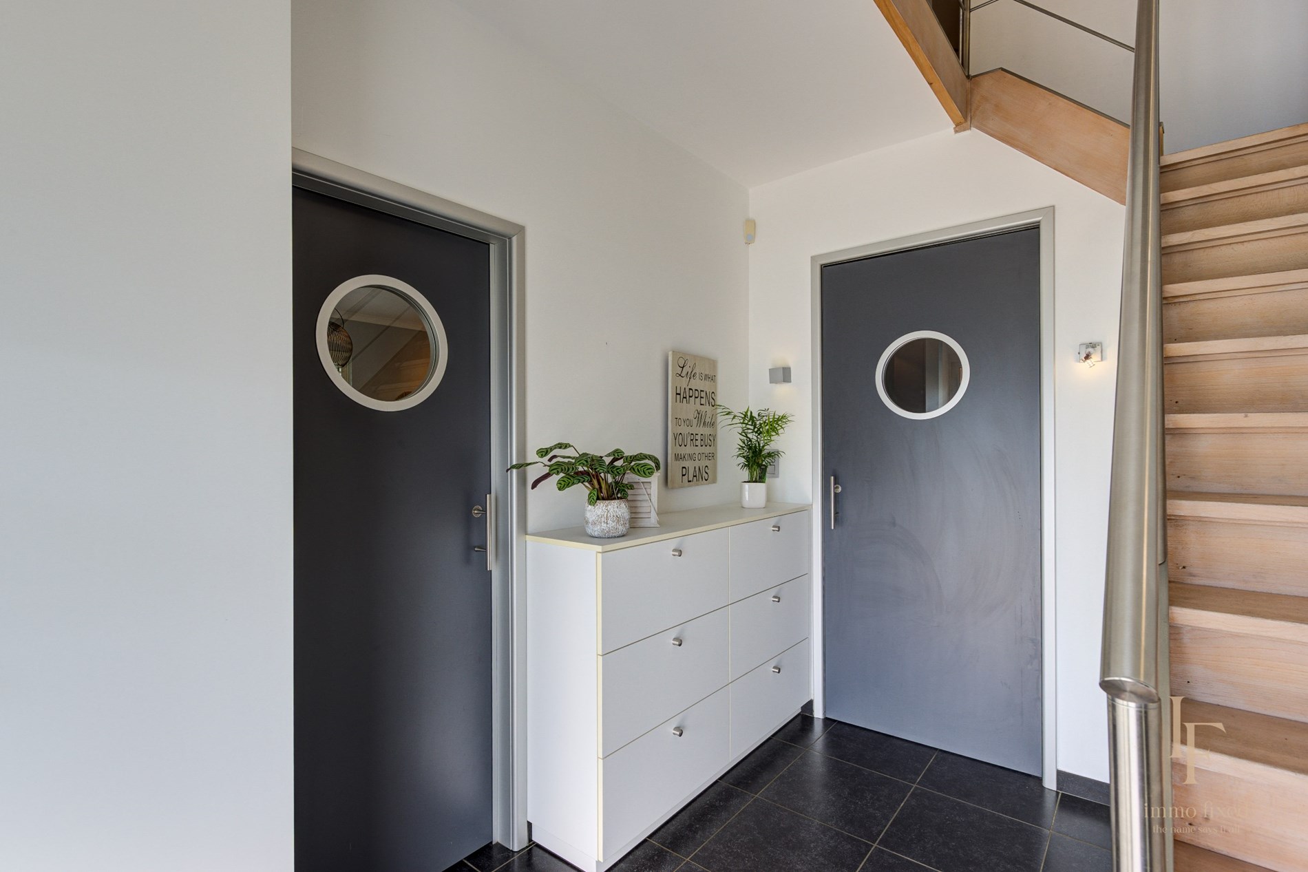 Villa met magazijn, garagebox en 12+ parkeerplaatsen te Kontich! 