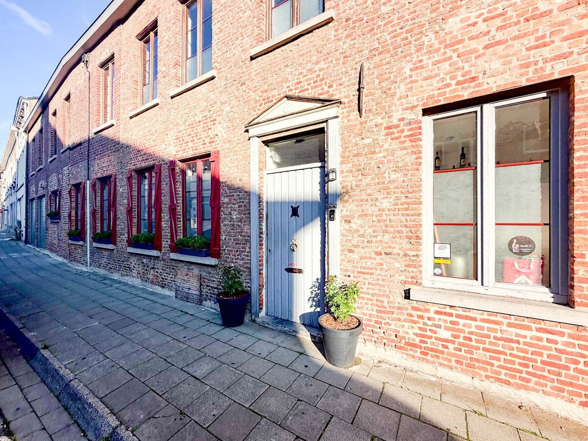 UNIEK en ruime KARAKTERVOLLE  woning met handelspand nabij de Grote Markt ! 