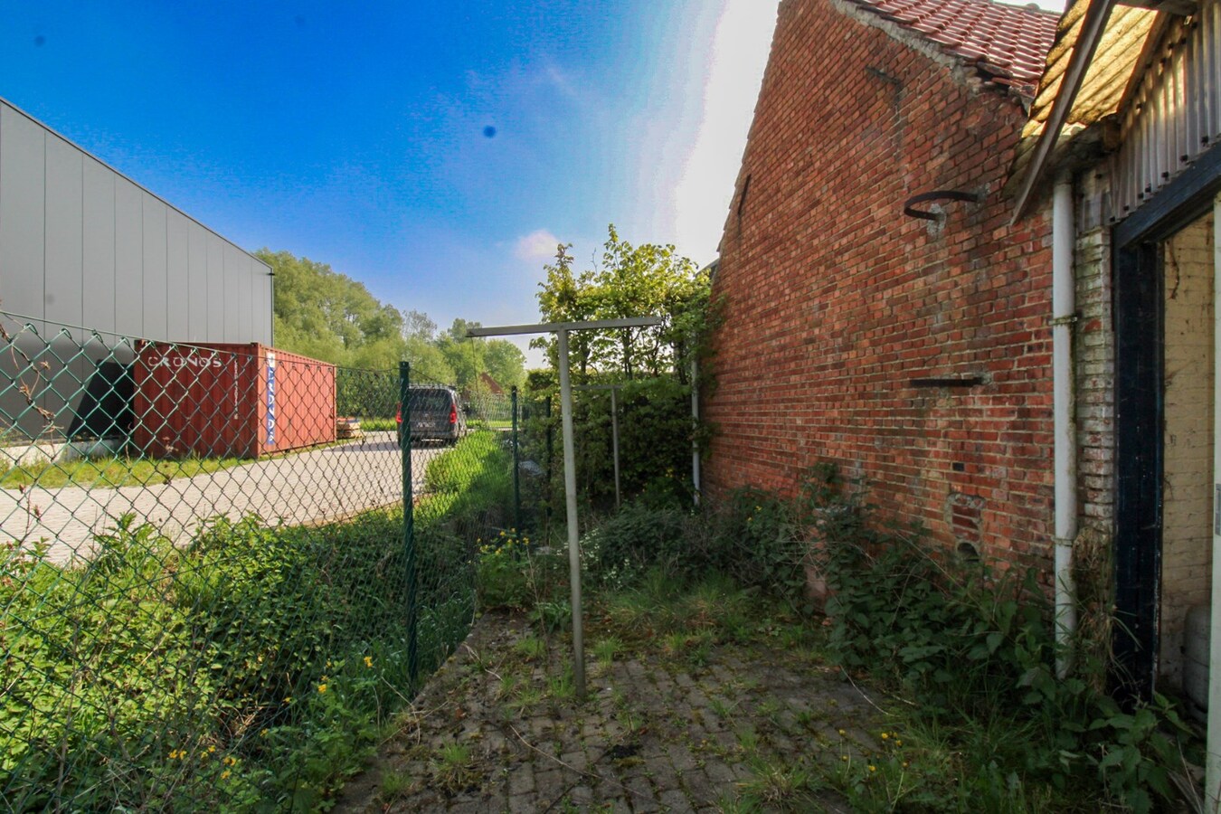 Unieke investeringskans: Halfopen bebouwing met garage, optie tot vijf slaapkamers en groot potentieel op toplocatie te koop in Waasmunster! 