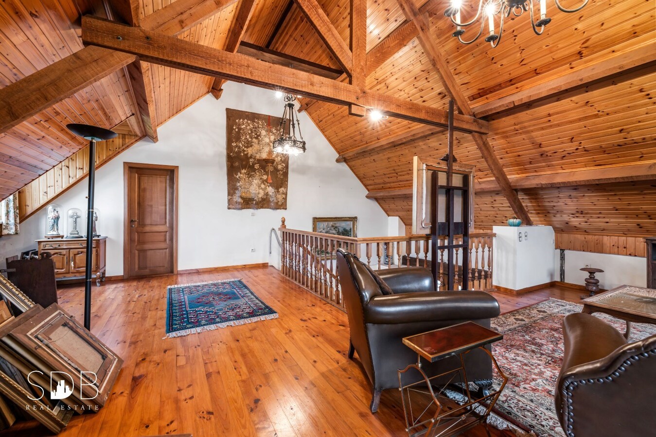 Authentieke hoeve met bijgebouwen met graslanden op circa 8.750m² 