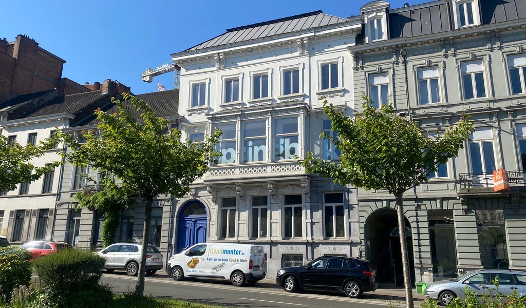 Gemeubelde kantoren in statig herenhuis aan R40 in Gent