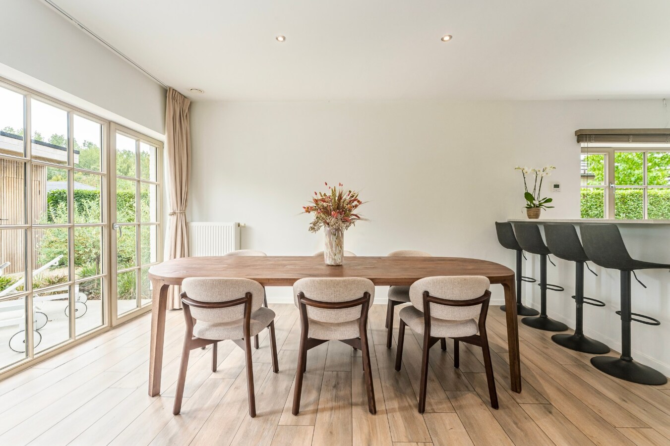 Exclusief gerenoveerde vrijstaande villa in rustige en residentiële omgeving 