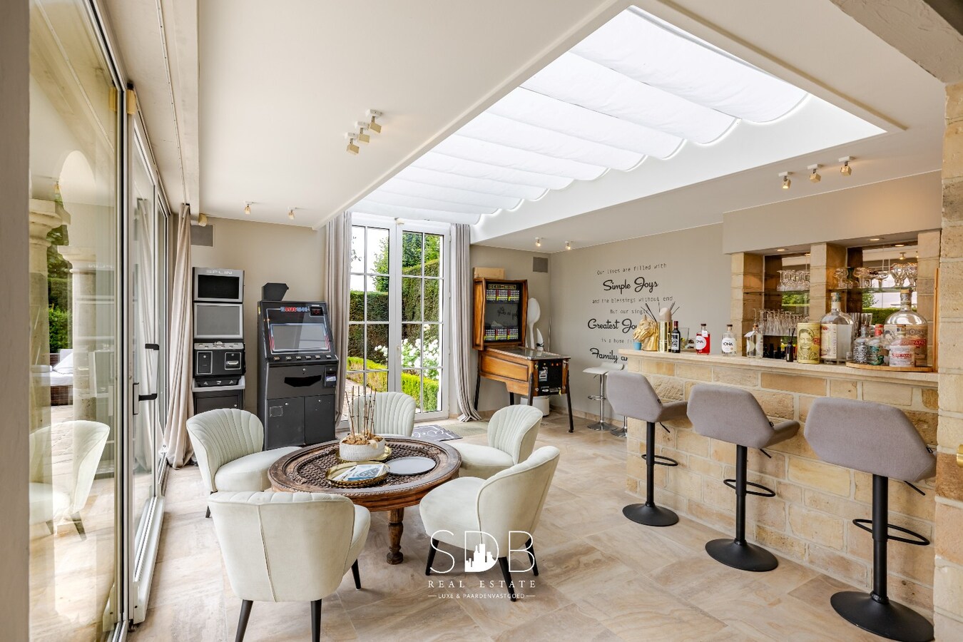 Landelijke villa met bijgebouwen en graslanden op 23.740m² 