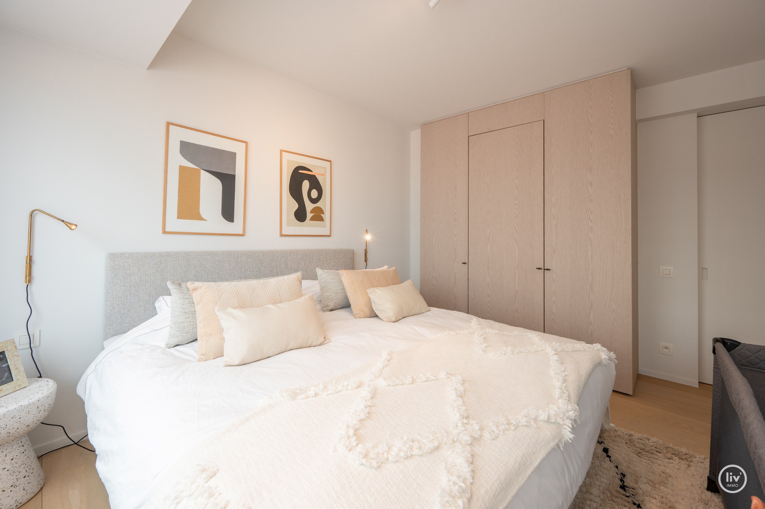 Appartement en coin unique avec 3 chambres offrant une vue frontale sur la mer et sur la place de la Tour de Lumière. 