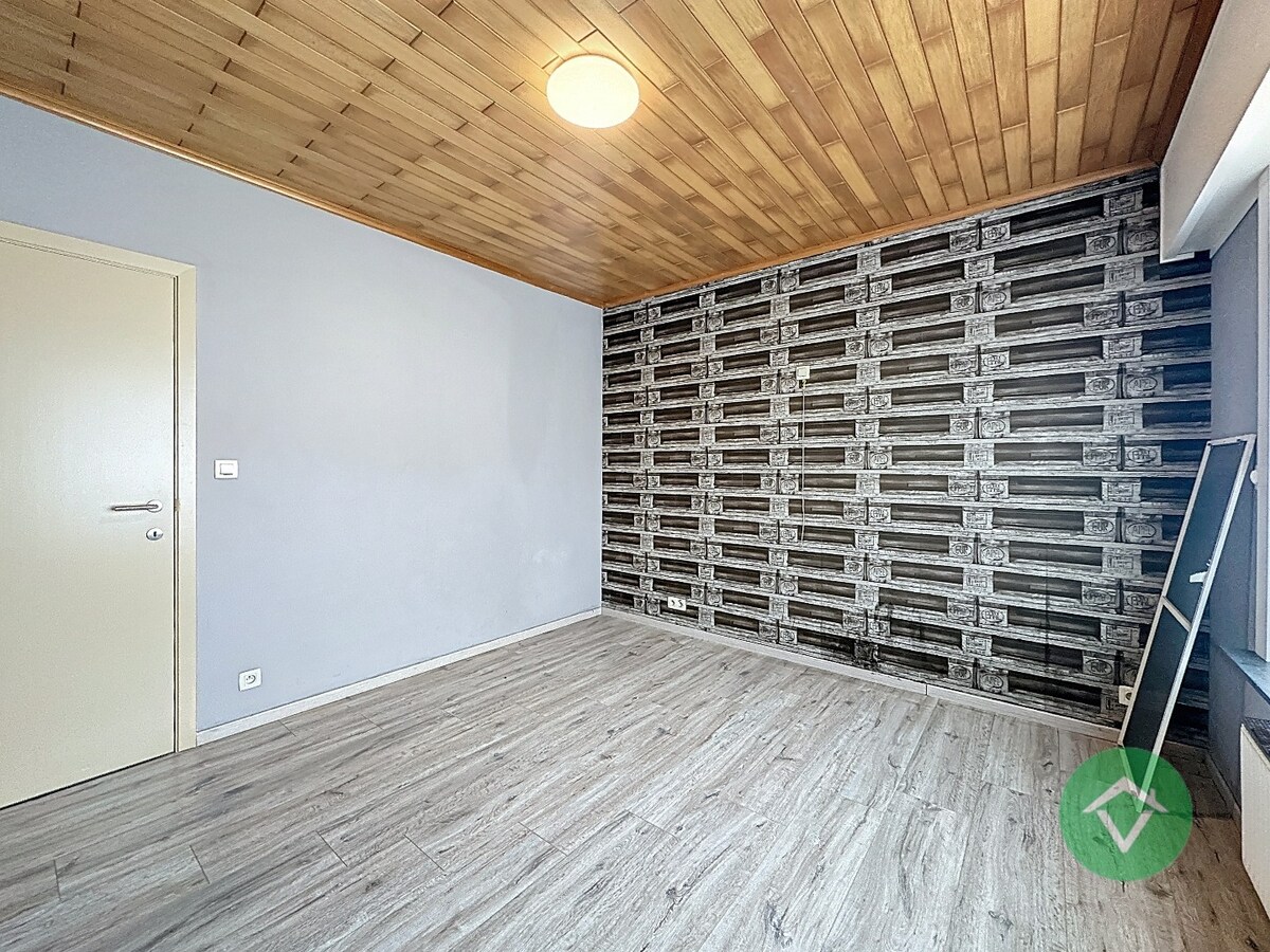 Statige bungalow op 1.811m² met landelijk zicht, drie slaapkamers en twee garages te Ichtegem 