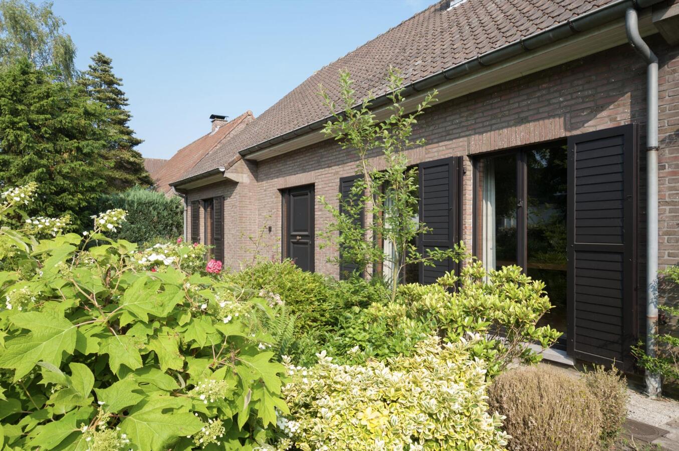 Ruime woning met prachtige tuin en open zicht 