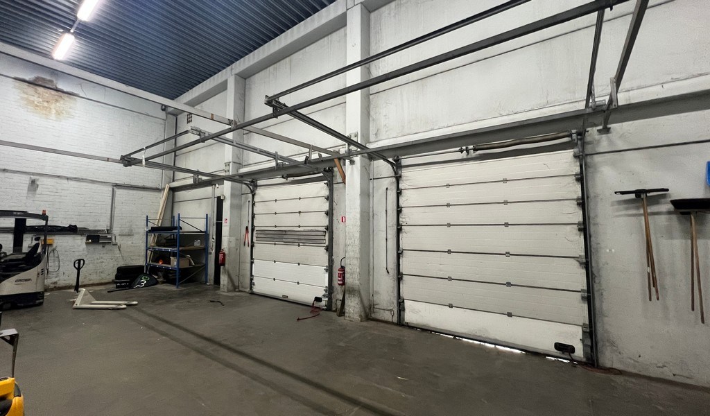 Bedrijfsgebouw met laadkades te huur in IZ Klein Frankrijk in Ronse