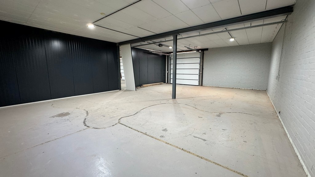 Gerenoveerd kantoor met magazijnen te huur nabij N16 te Temse