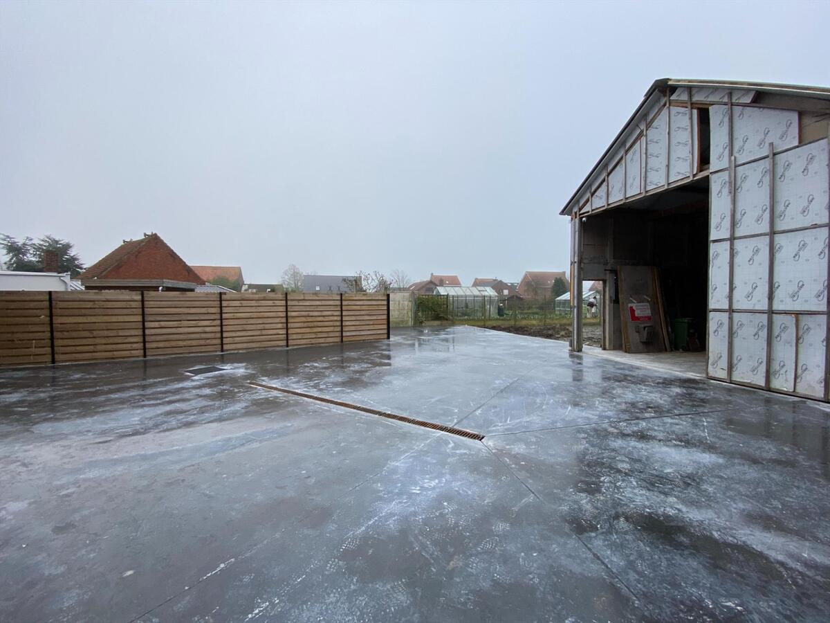 Ruime, energiezuinige nieuwbouwwoning met loods te Brielen 