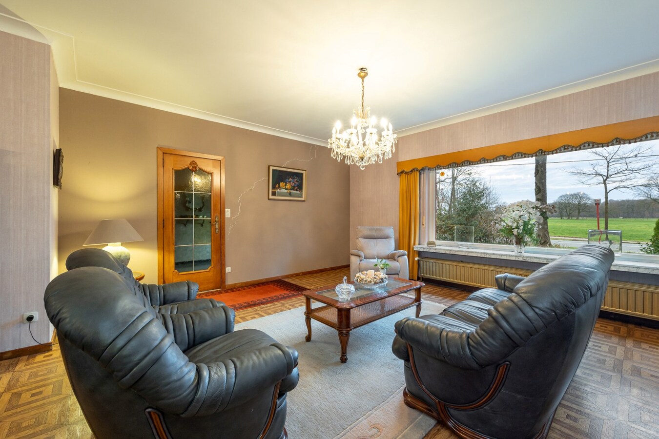 Unieke eigendom op 13.183 m² met te renoveren woning en vergunde stallingen 