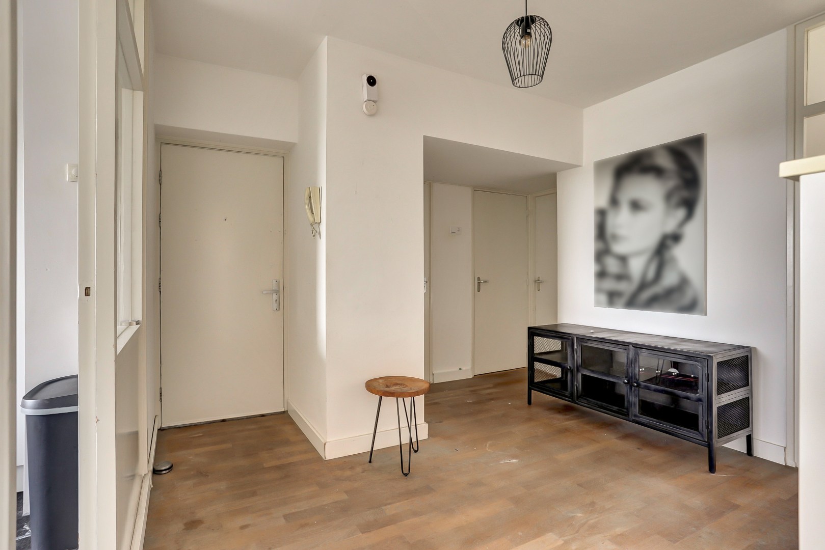 4-kamer appartement op de 6e verdieping met keurige keuken en badkamer, 2 balkons, berging in de onderbouw en gelegen op eigen grond! 