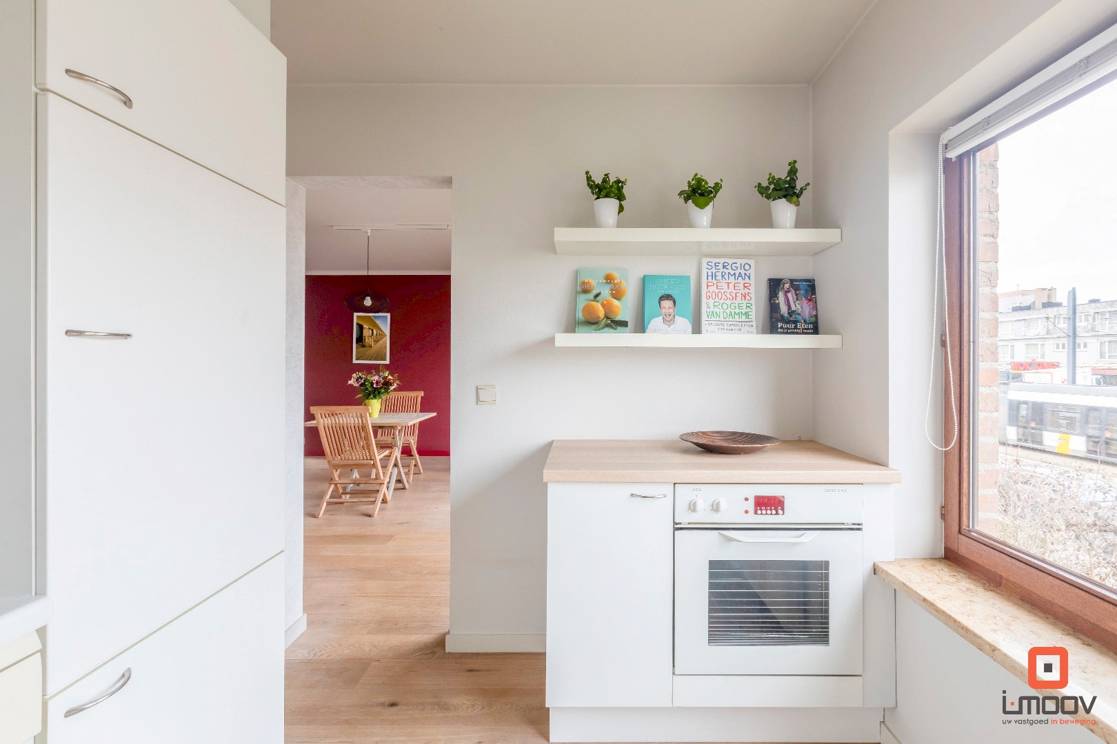 Instapklaar twee-slaapkamerappartement met zonnig terras op sterke locatie in Gentbrugge 