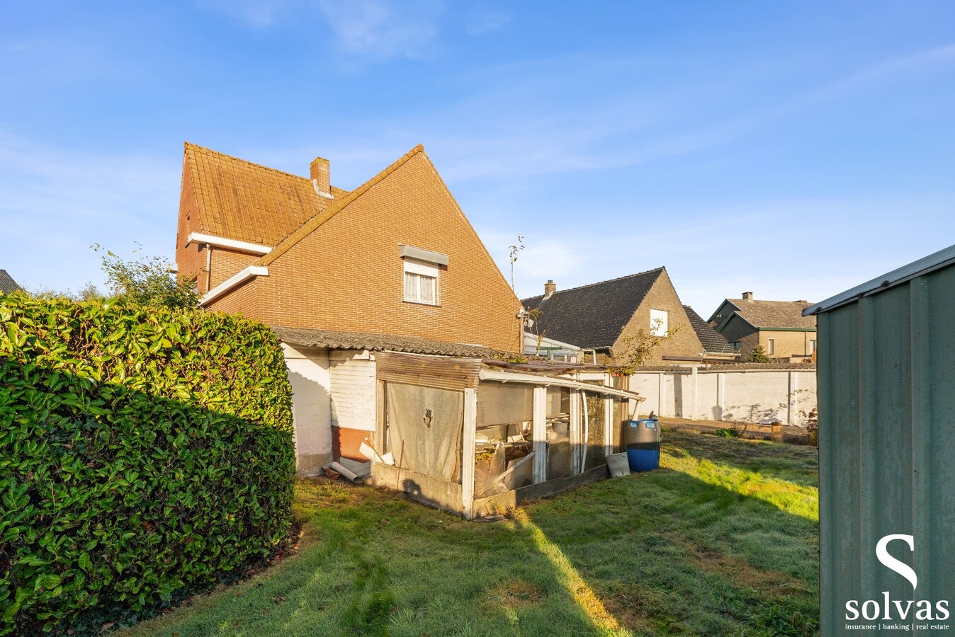 Ruime te renoveren woning met garage, tuin en 4 slaapkamers in Lembeke, bouwjaar 1960, energielabel G 