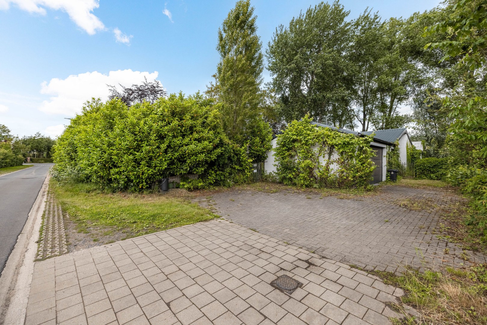 Seventies bungalowvilla met renovatiepotentieel op unieke ligging aan natuurgebied 