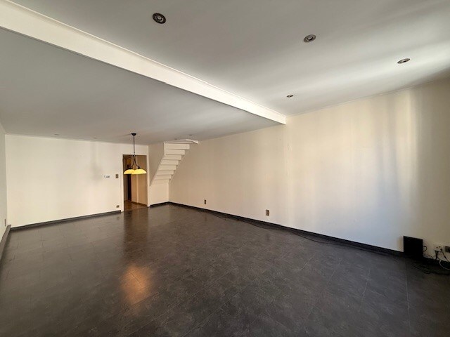 Duplex appartement met 2 slaapkamers en dakterras in het centrum van Maaseik. 