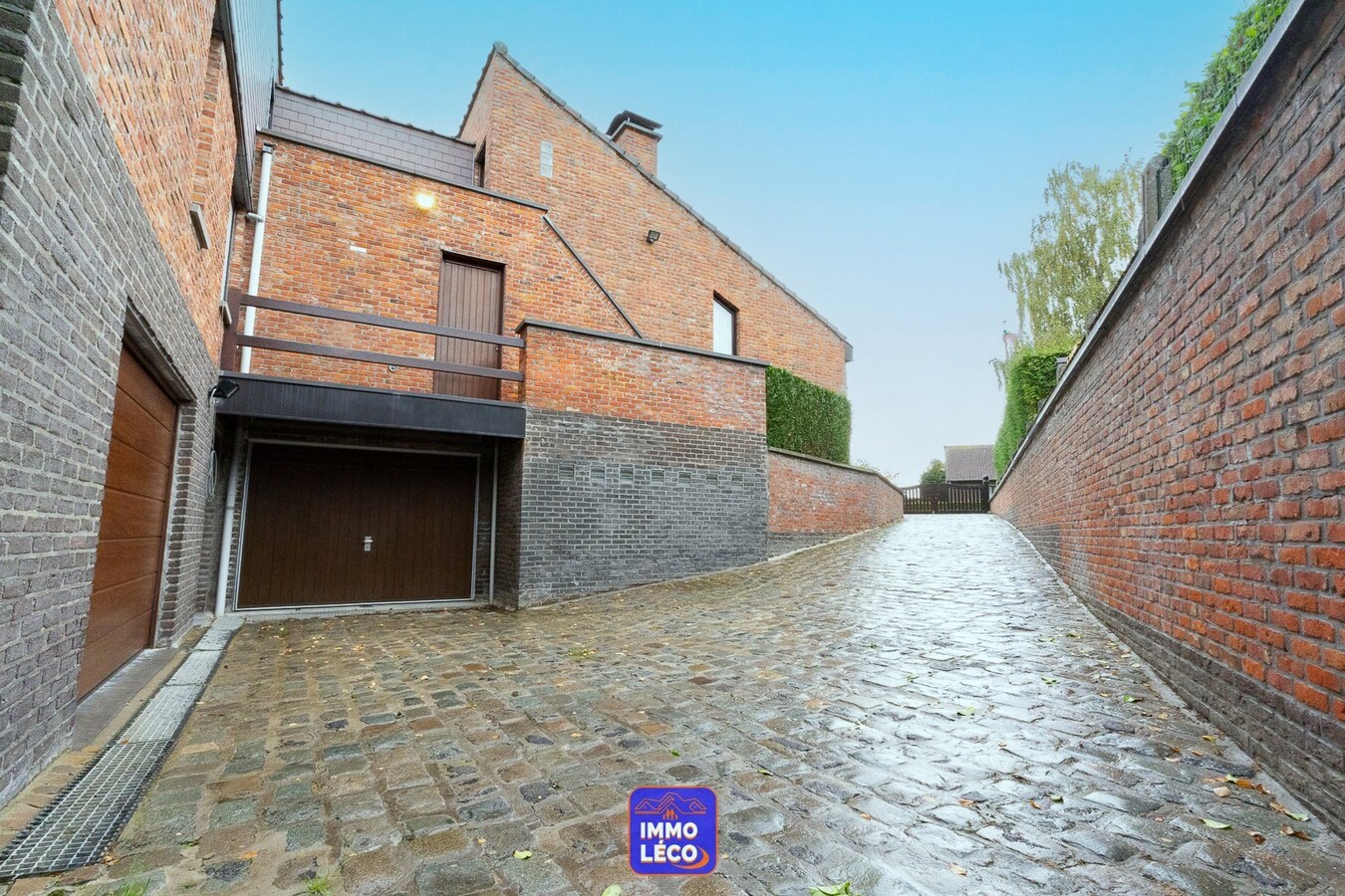 Villa d'architecte érigée sur 712m² avec jardin, double garage, parking privatif, dans un clos prisé ! 