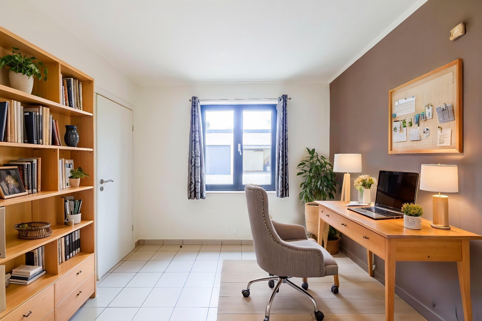 Zichtlocatie als handelspand of kantoorruimte met potentieel! 