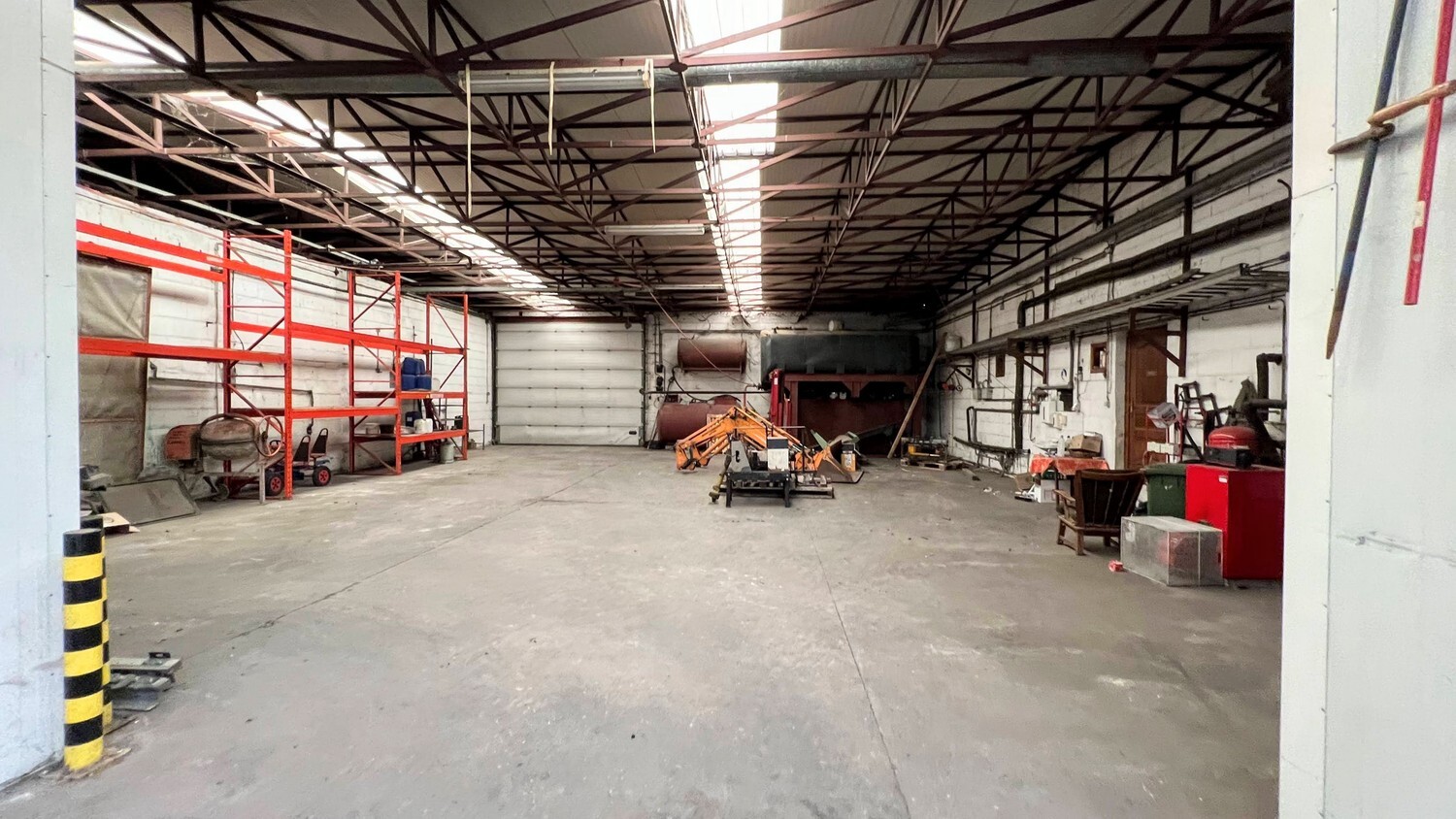 Loods met woongelegenheid op royaal perceel van 6000 m² 