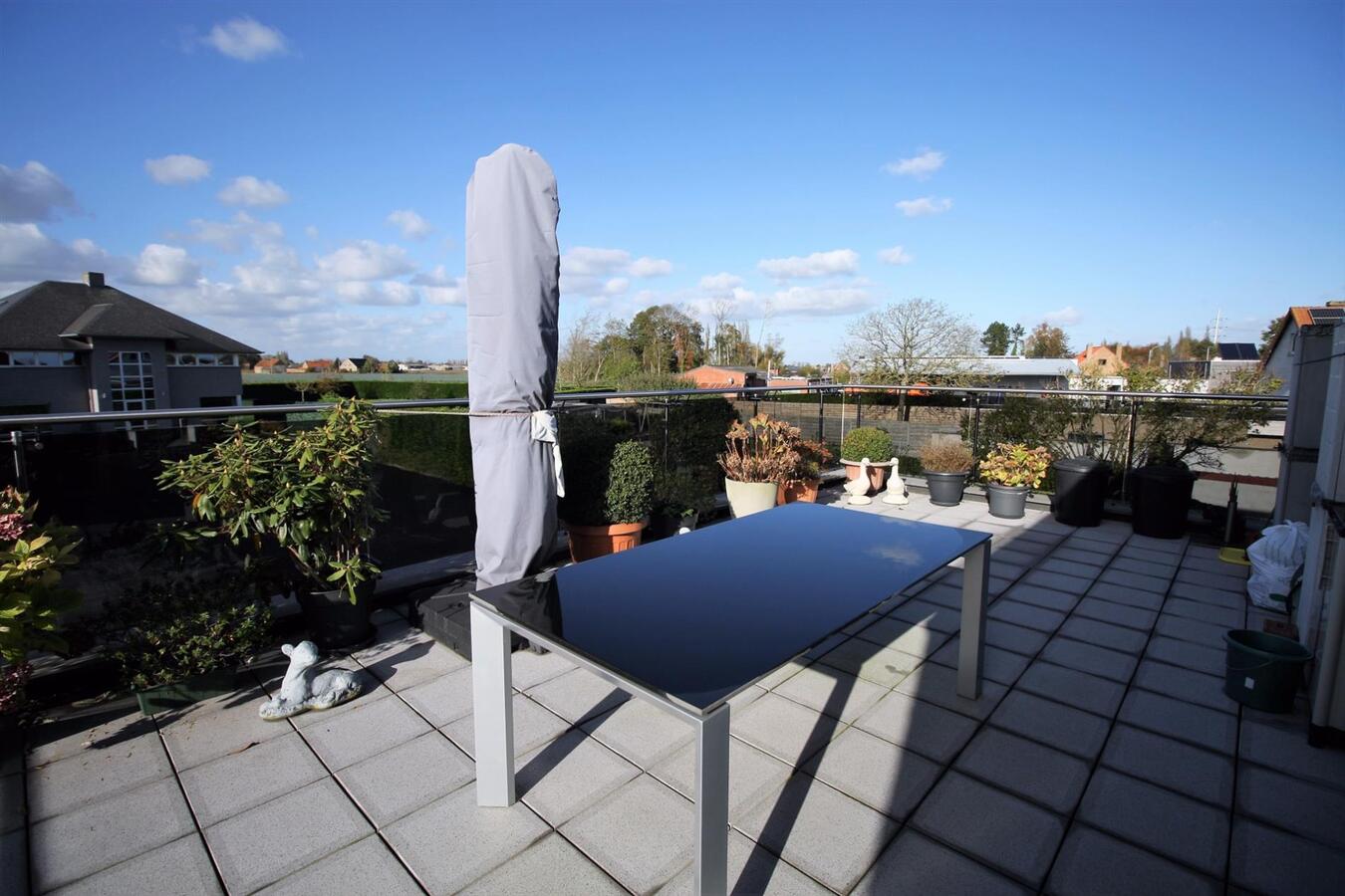 Ruim en lichtrijk appartement met groot terras te Koekelare 