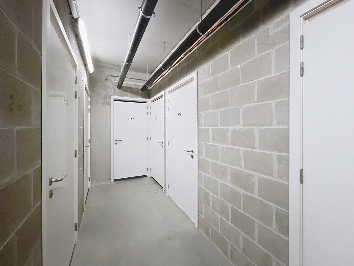 Commercieel kantoor op toplocatie in Aalter met 5 bureau ruimtes 