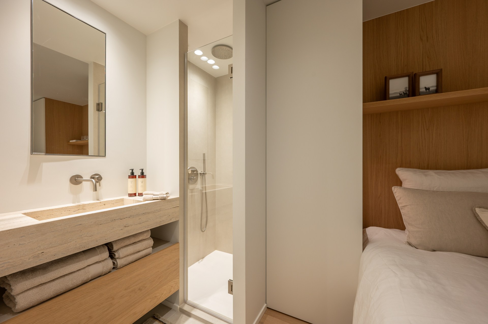 Exclusief gerenoveerd appartement met 3 slaapkamers te koop vlak bij het Albertstrand en het Lichtorenplein. 