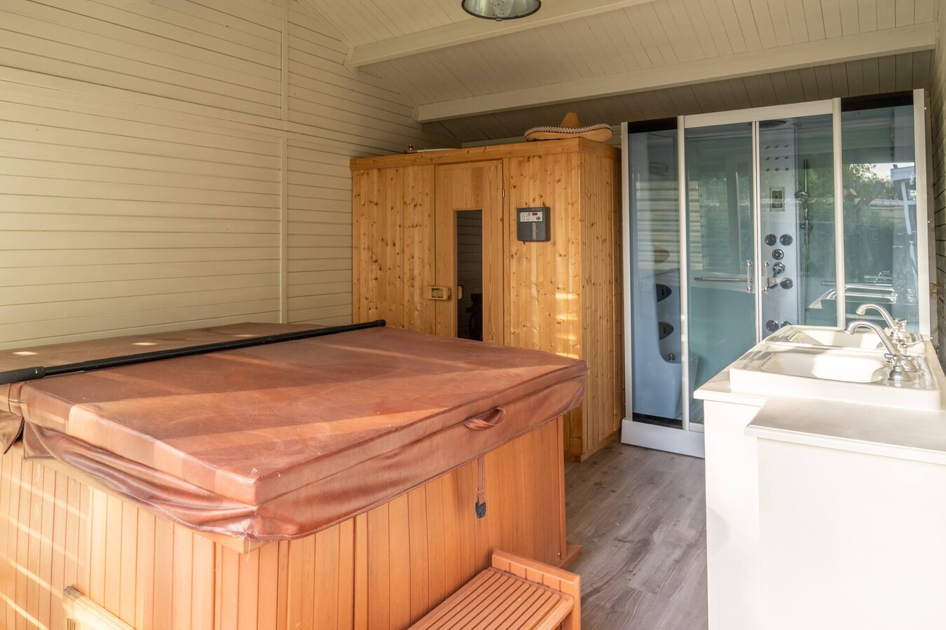 Royale villa met zwembad en extra woonruimte op 3070 m² 