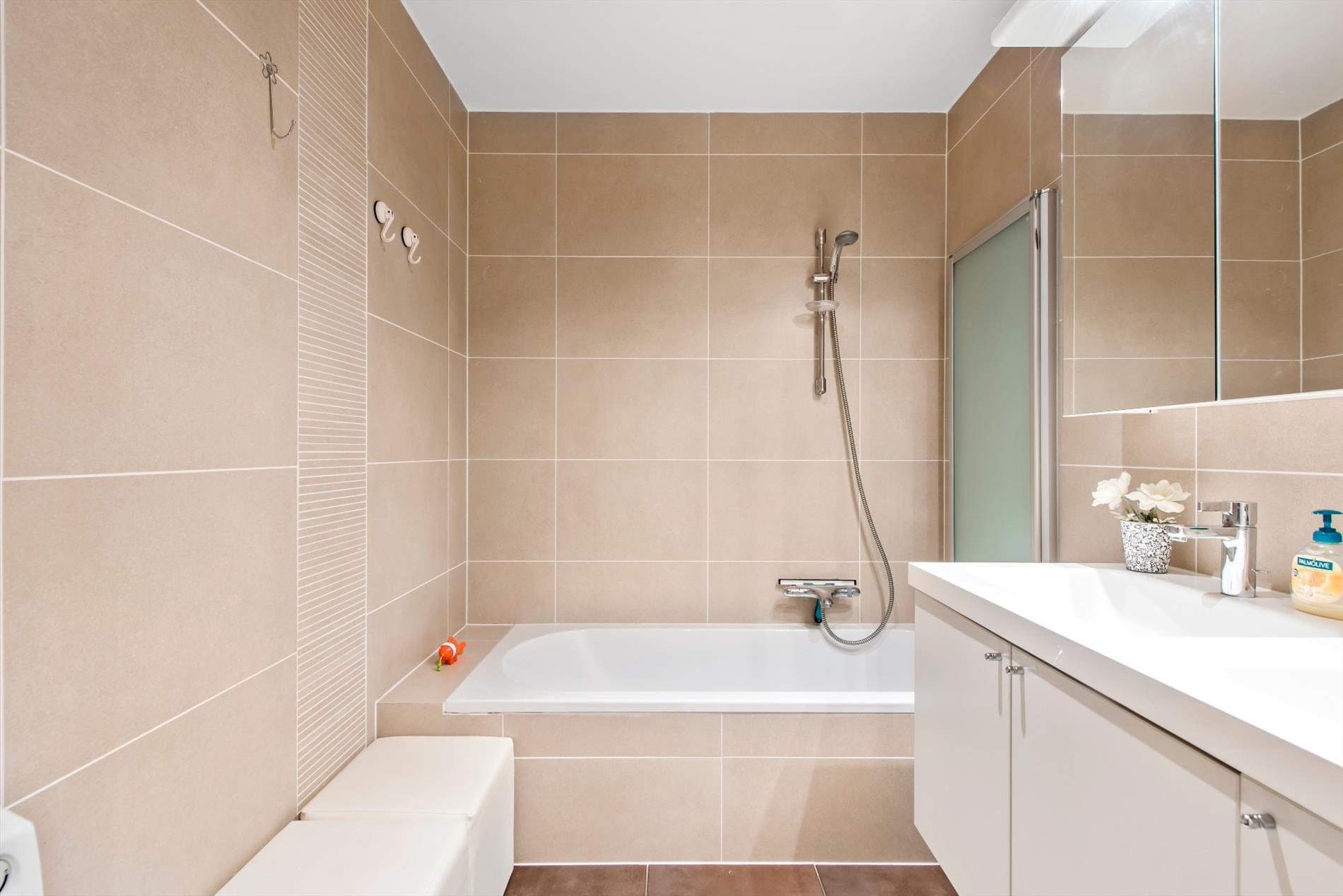 Instapklaar bemeubeld 3 slaapkamer appartement met terras 