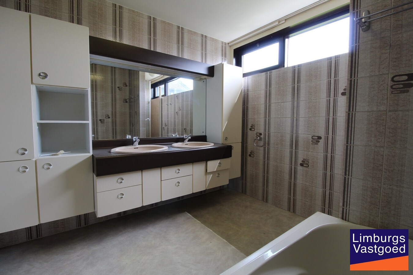 Ruime villa, 308m², 4 slpk, uitzicht op velden, 19a49ca 