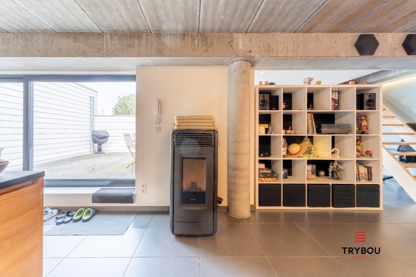 Uitzonderlijk ruime industriële duplex met ruim terras in centrum Roeselare 