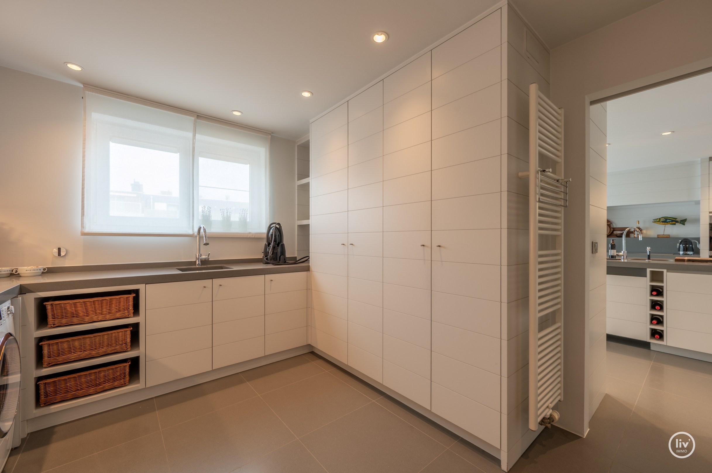 Récente mezzanine de 292 m2 située au centre avec de grandes terrasses, située dans la Vanbunnenlaan à Knokke. 