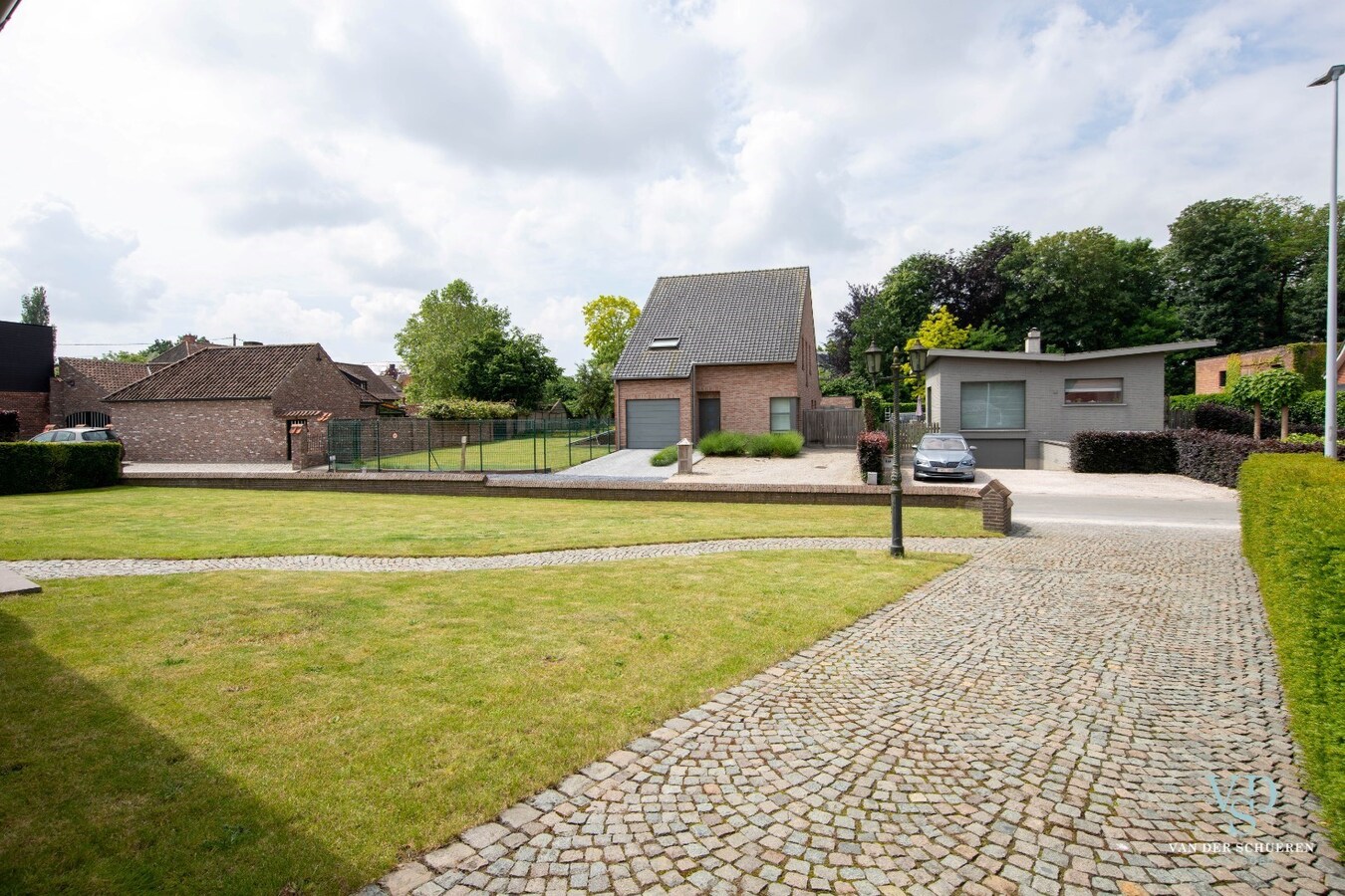 Gelijkvloerse villa.    Op 1 km van de Schelde. 