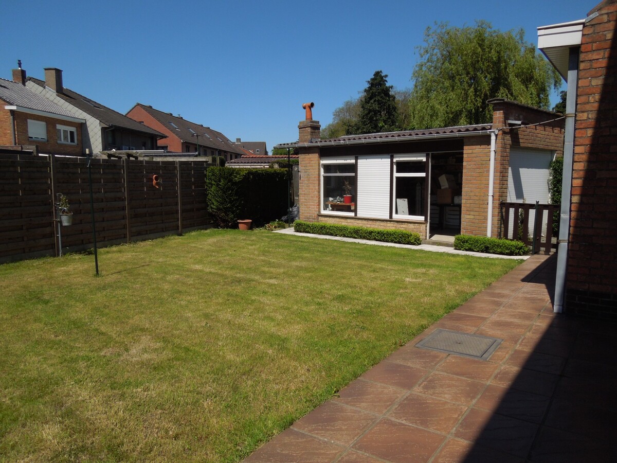 Op te frissen halfopen woning 