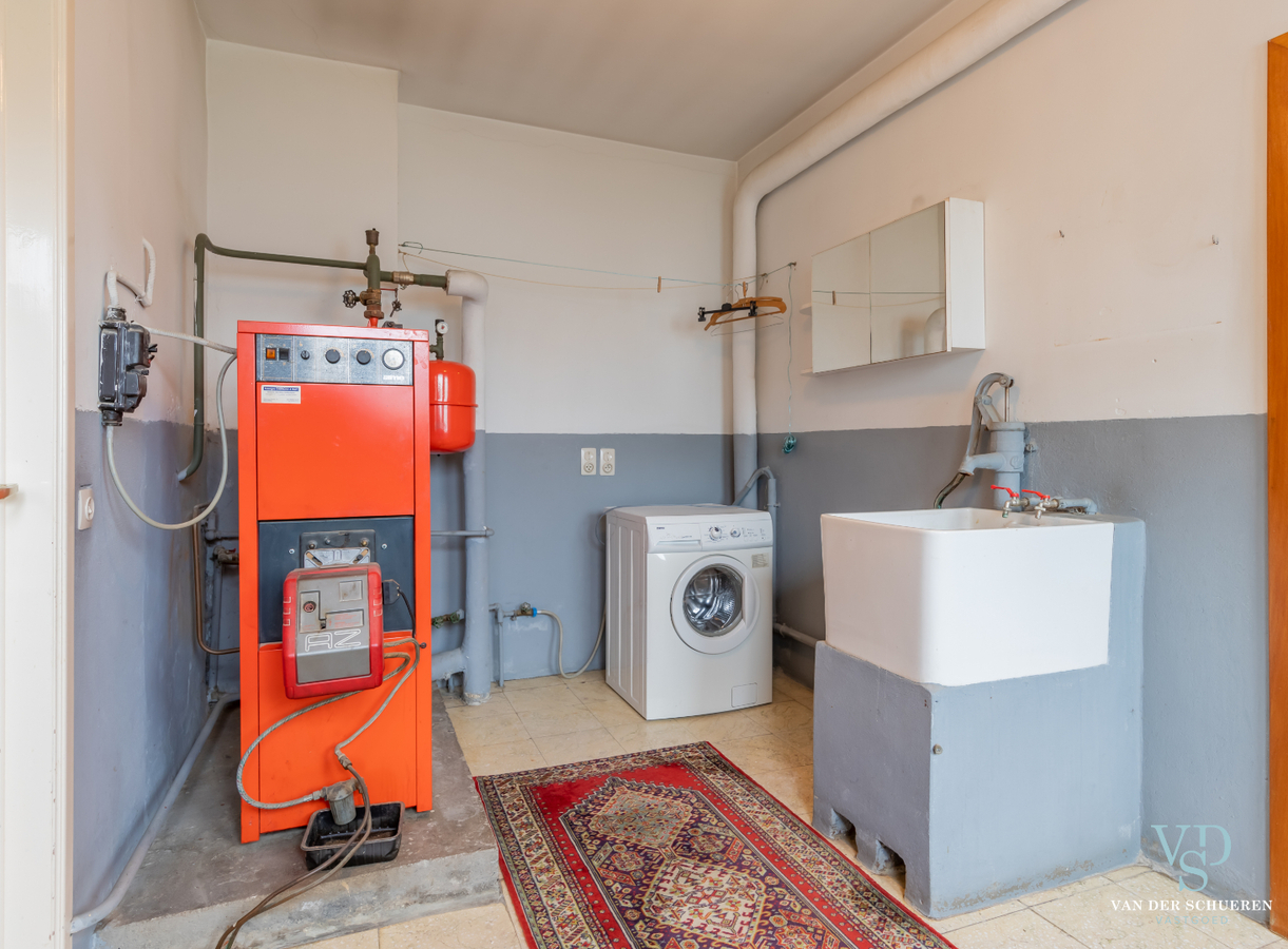 Degelijke, bijzonder ruime woning te Dikkelvenne. 