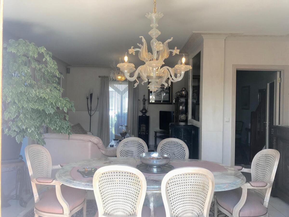 MOOIE HALF OPEN BEBOUWING MET ZUIDGERICHTE TUIN TE WESTENDE DORP 