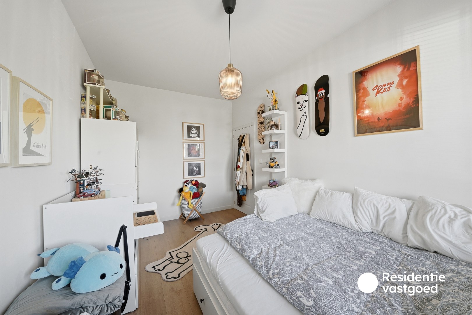 Instapklare woning met dubbele garage, 3 kamers en zongerichte buitenruimtes 