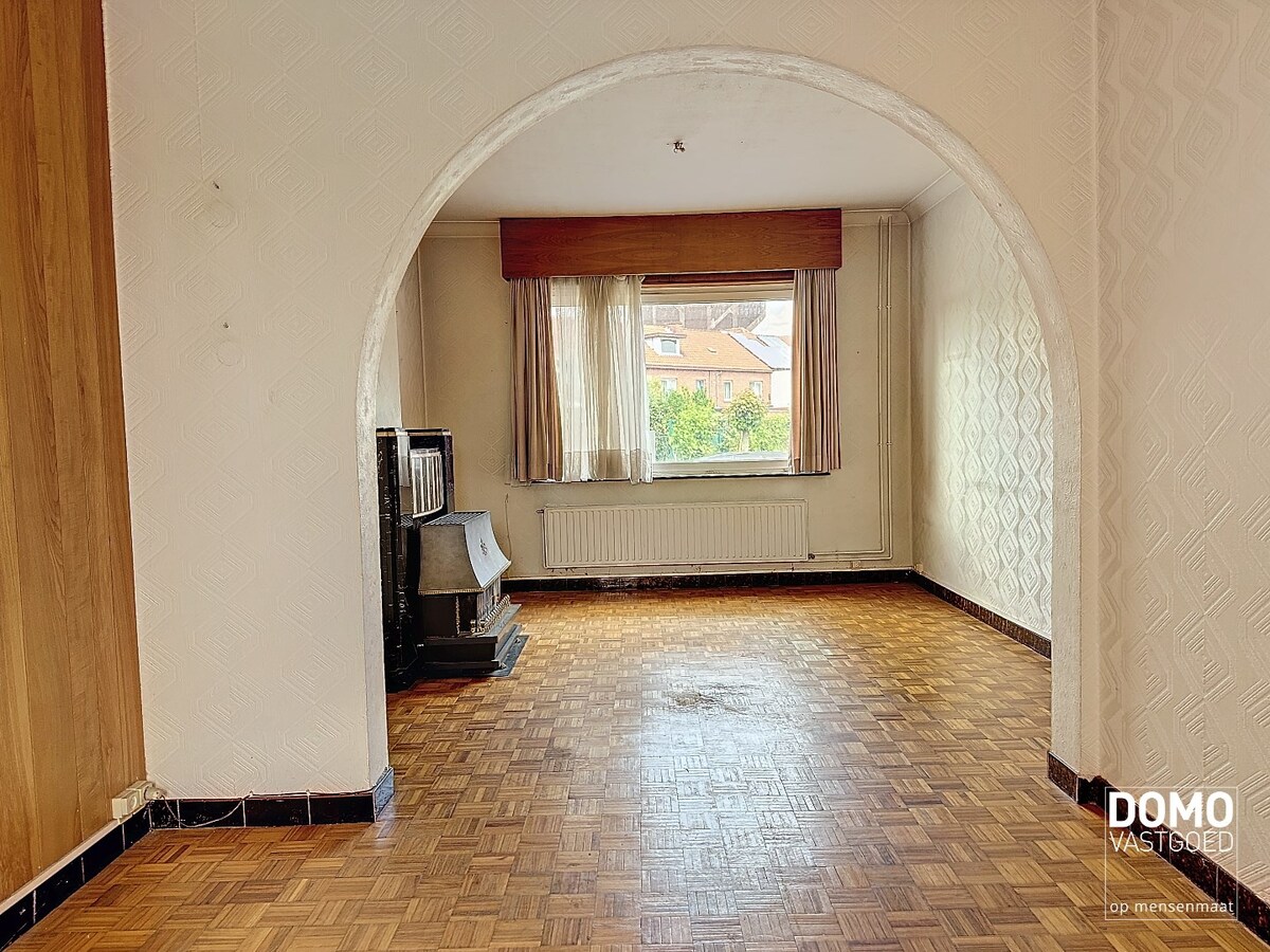 Op te frissen rijwoning met stadstuin gelegen te Hasselt. 