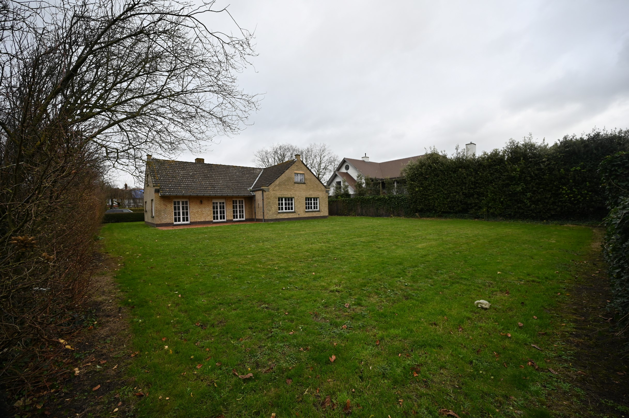 Villa paisiblement située sur un magnifique terrain de 937 m² dans un quartier résidentiel proche des routes d'accès et à quelques minutes en voiture du centre de Knokke et du Zoute. 