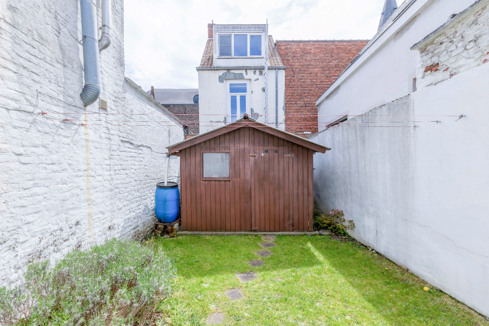 Te renoveren woning met tuin te Gent. 