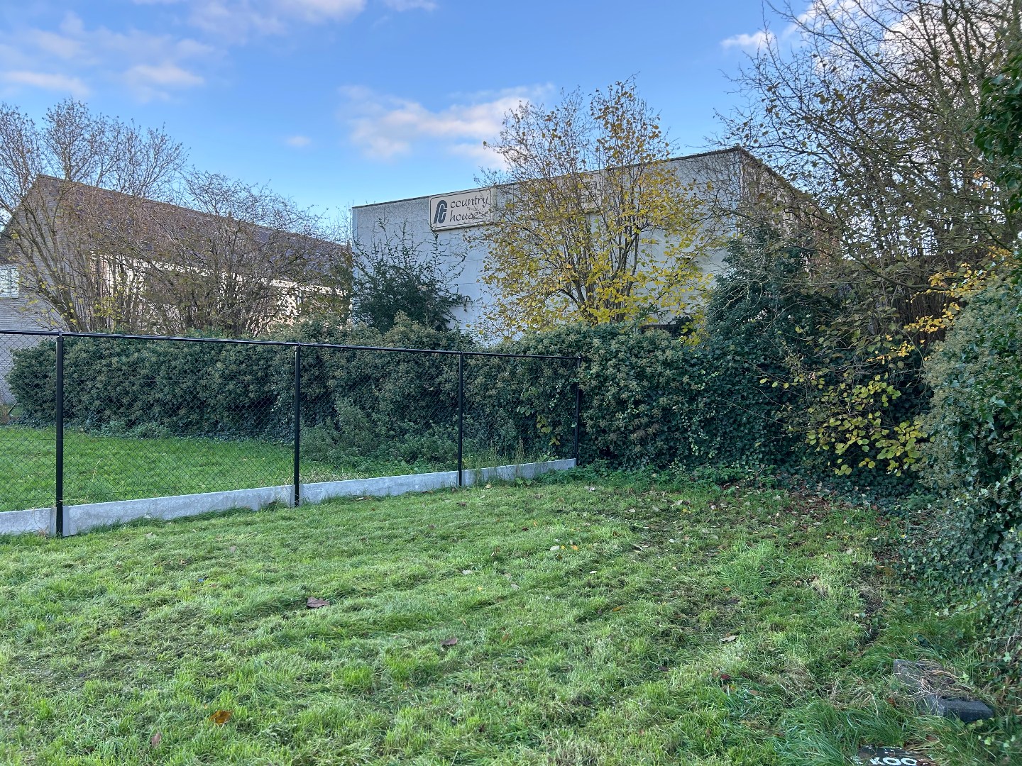 Stijlvolle en ruime nieuwbouwwoning met garage en tuin op 555 m² 