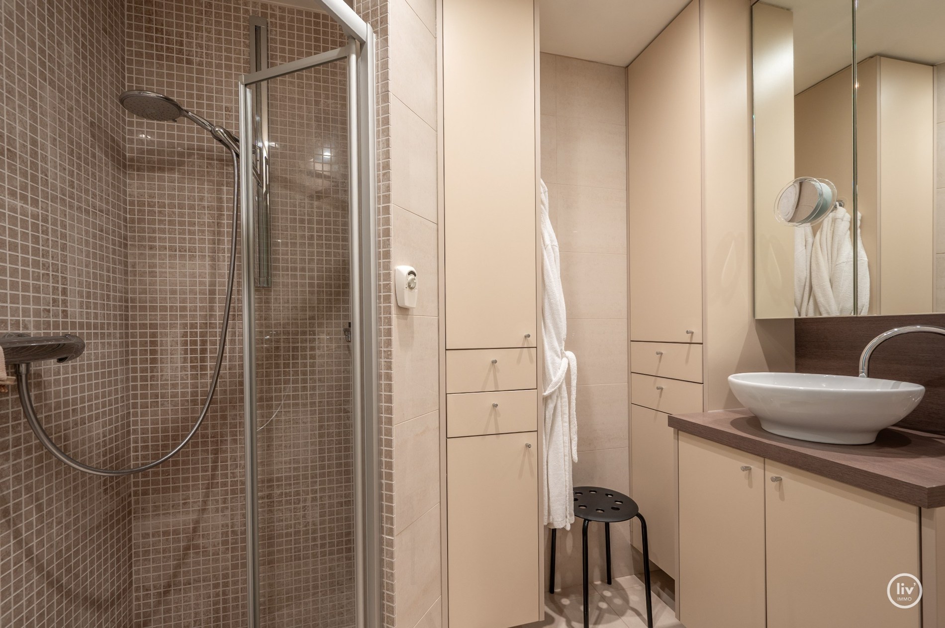 Smaakvol afgewerkt en tevens gemeubeld 1 slaapkamer appartement ideaal gelegen nabij Dumortierlaan. 