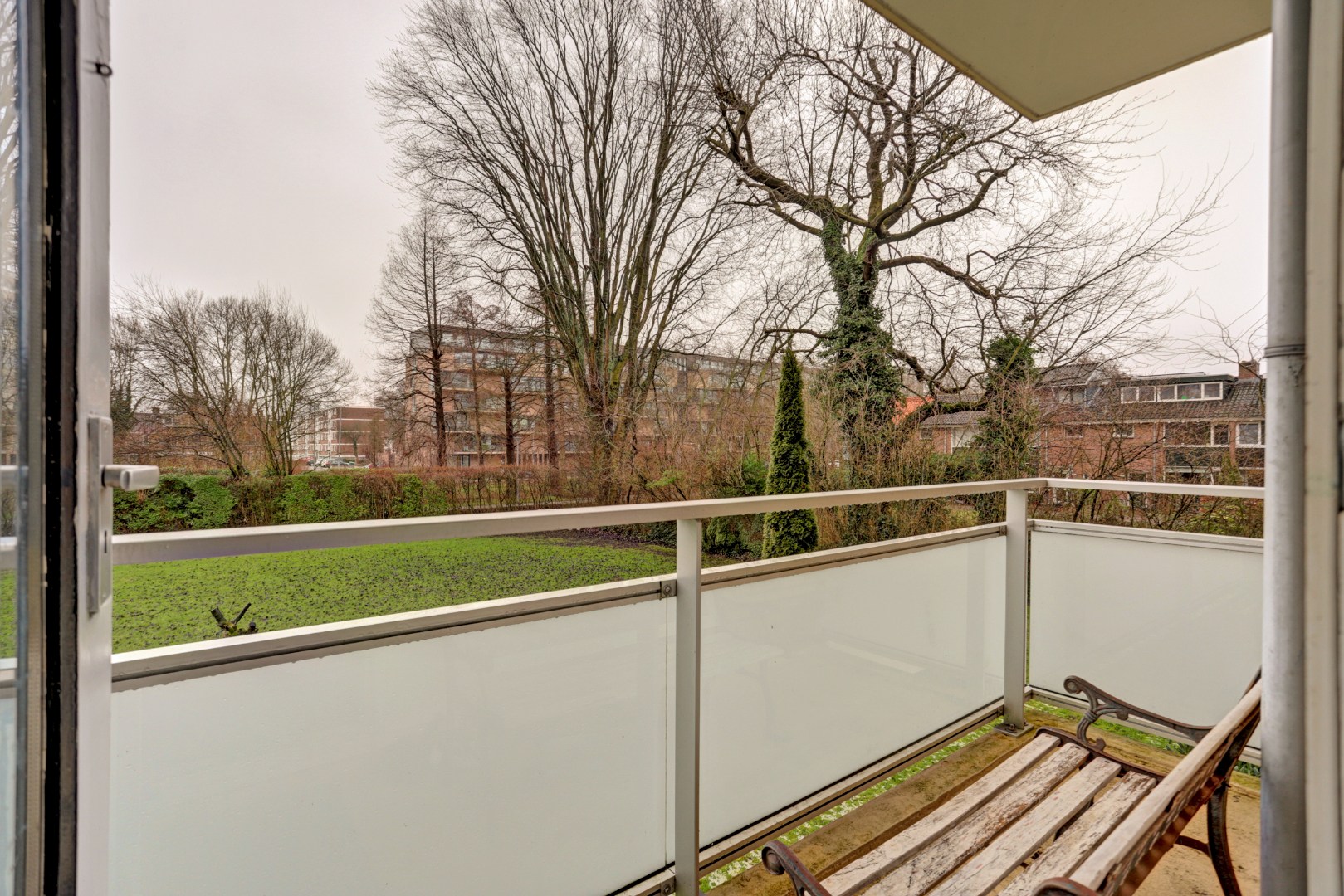 In "Het Lage Land" gelegen 4-kamer appartement met 3, slaapkamers, moderne keuken, 2 balkons,  berging in de onderbouw en gelegen op eigen grond! 