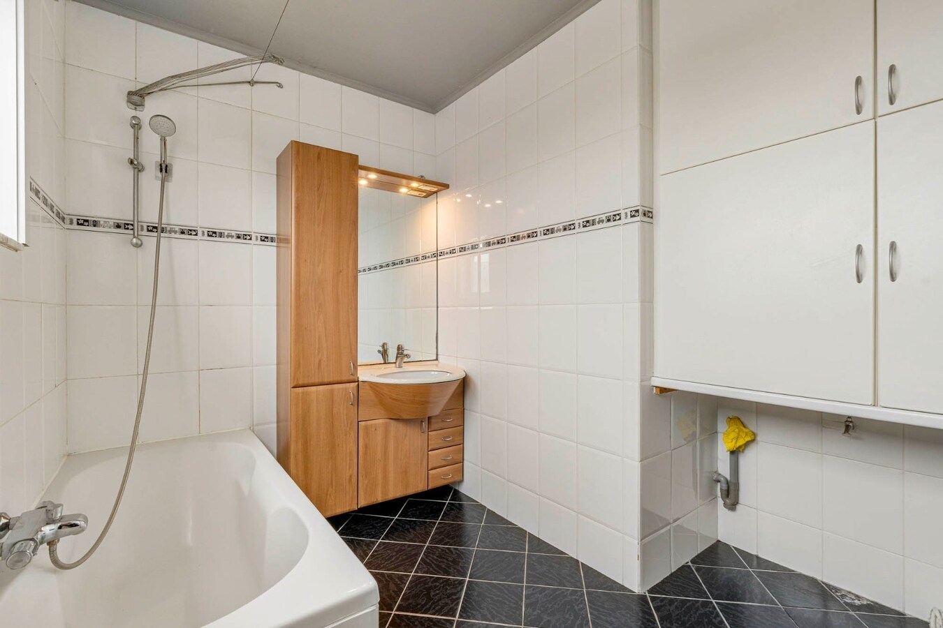 Comfortabel, zeer ruim appartement met 4 slaapkamers, terras en garage in het centrum van Neeroeteren! 