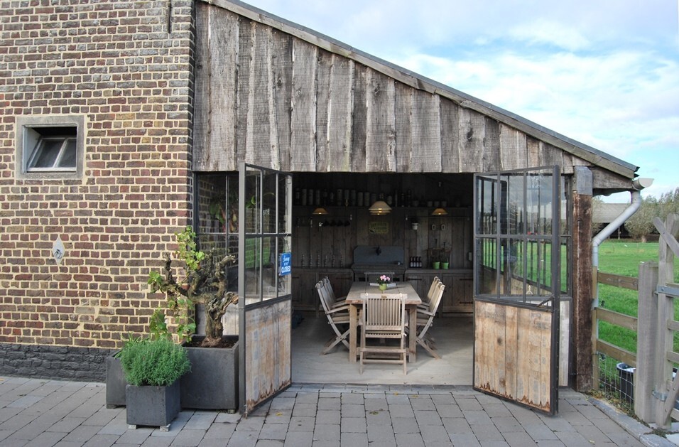 Idyllische woning met stalgebouwen op ca. 5000m² te Sint-Laureins 