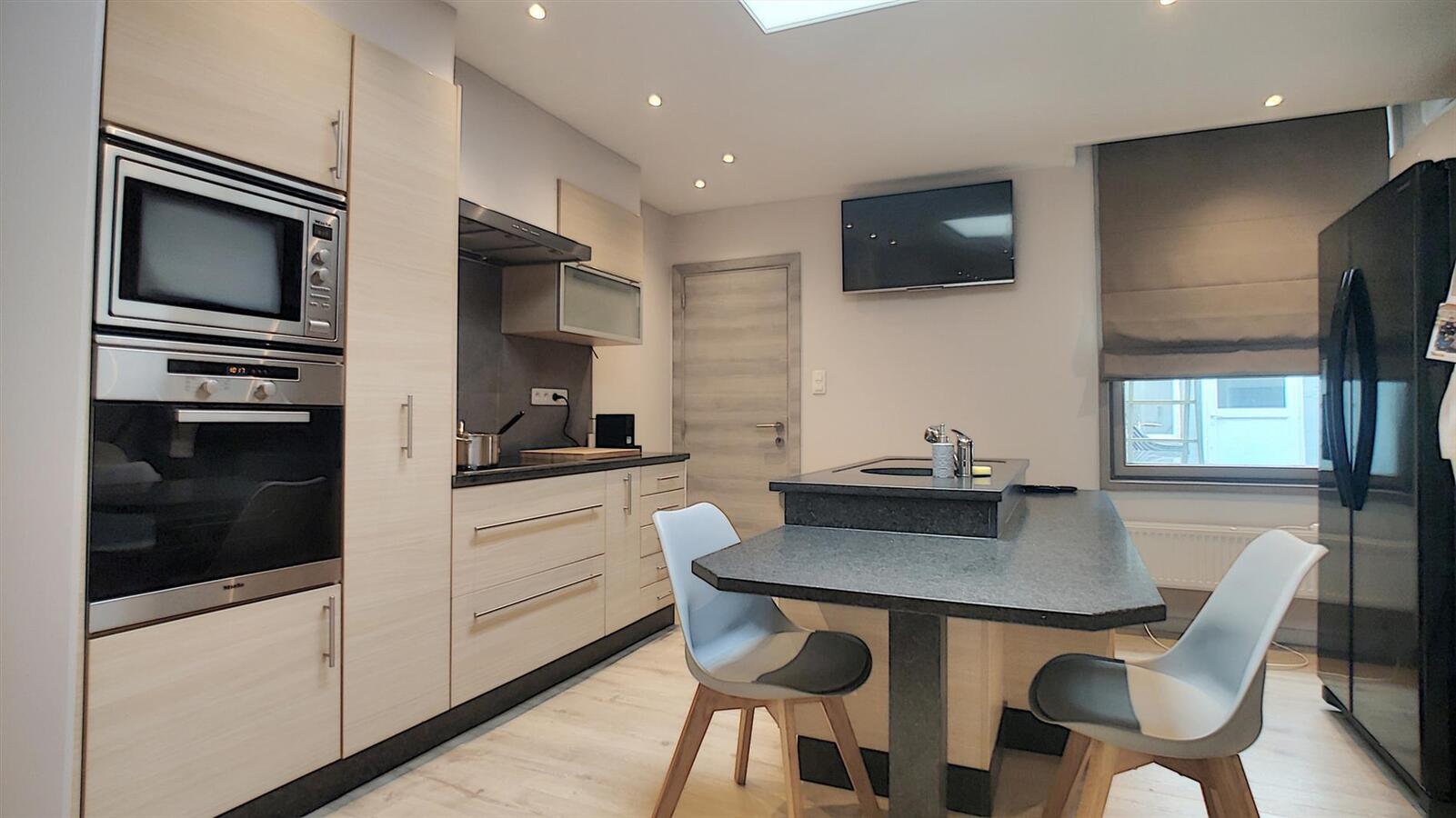 Knap gerenoveerde woning met dubbele garage - Heist 