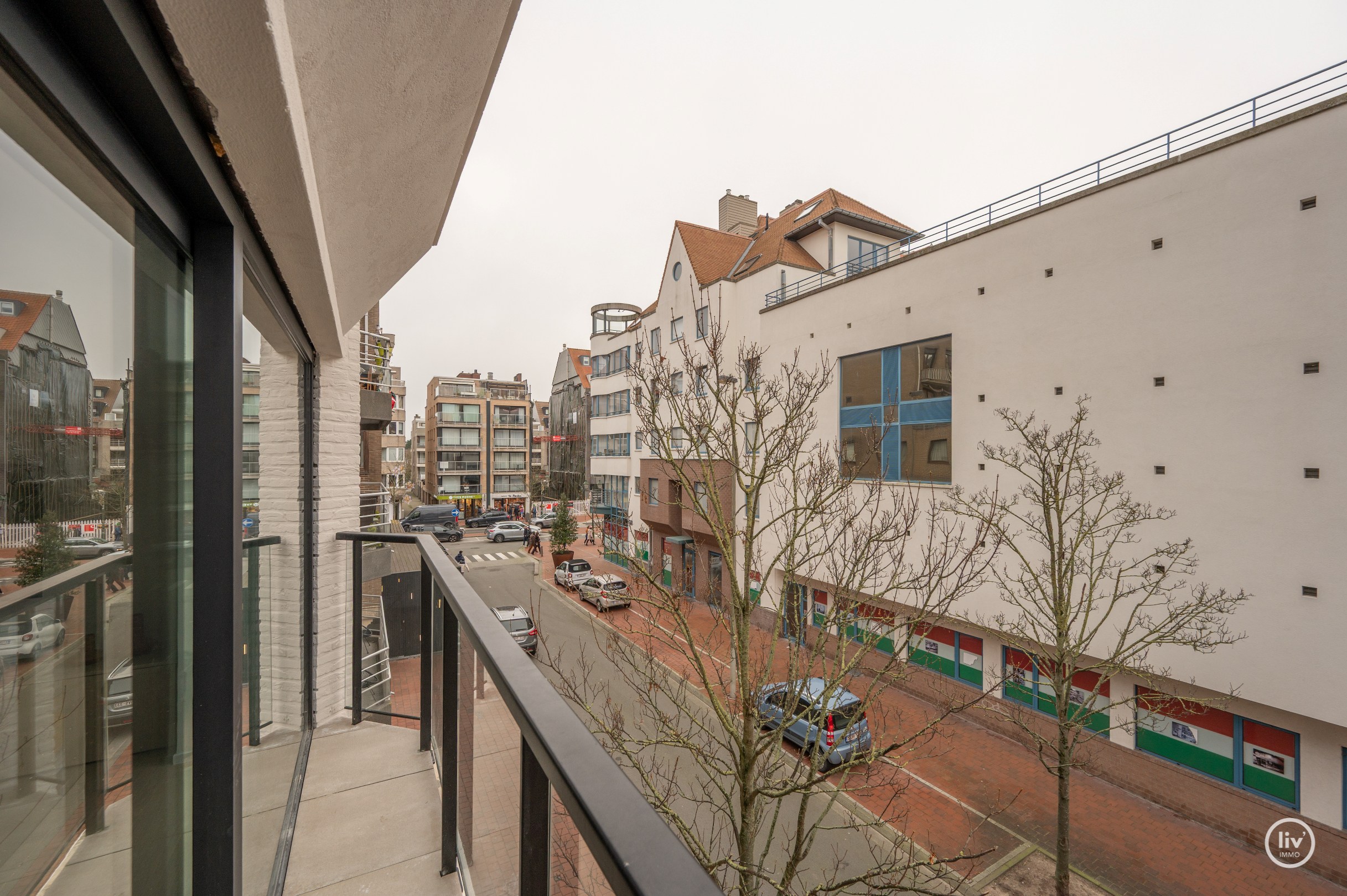 Gerenoveerd 3 slaapkamerappartement centraal gelegen vlakbij de LIppenslaan te Knokke. 
